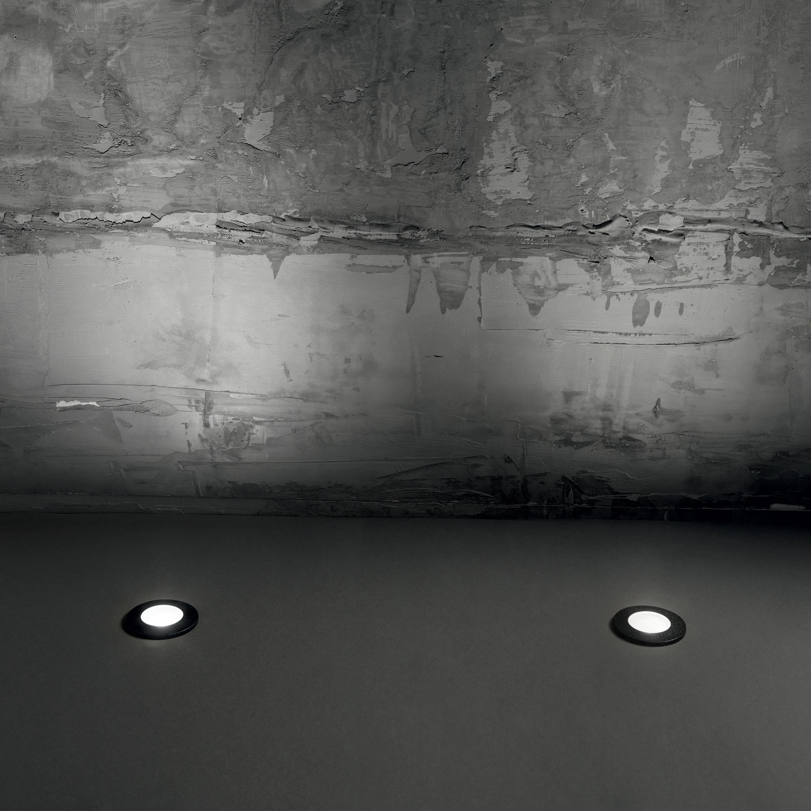 Way Fi Wide by Ideal Lux, installed