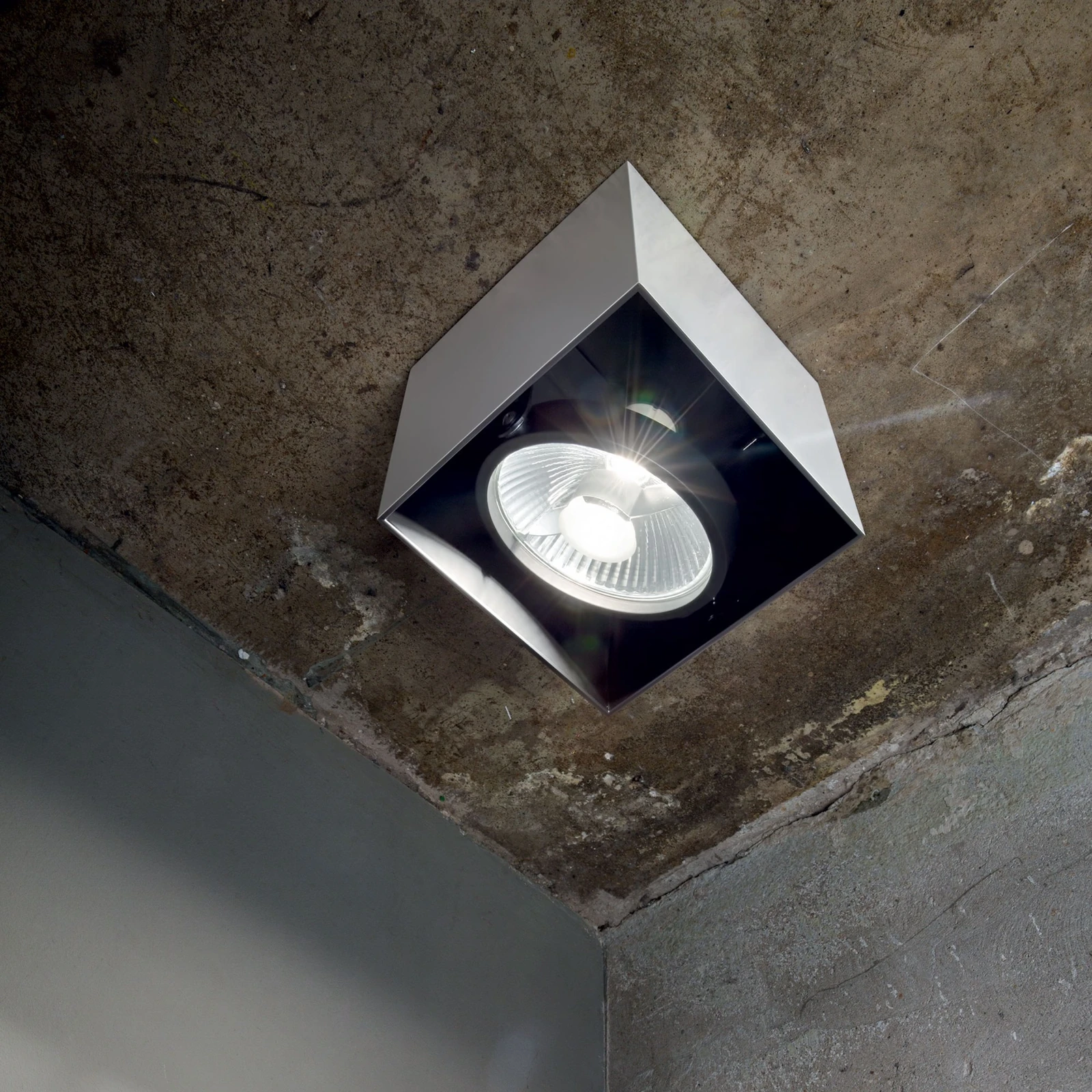 Mood PL1 D09 Round White installed in an interior