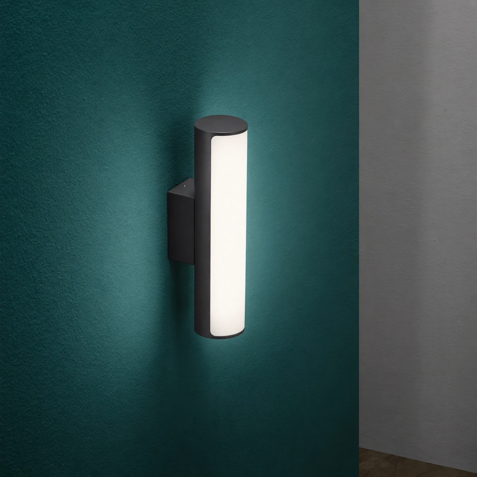 Etere Wall Light by Ideal Lux, installed