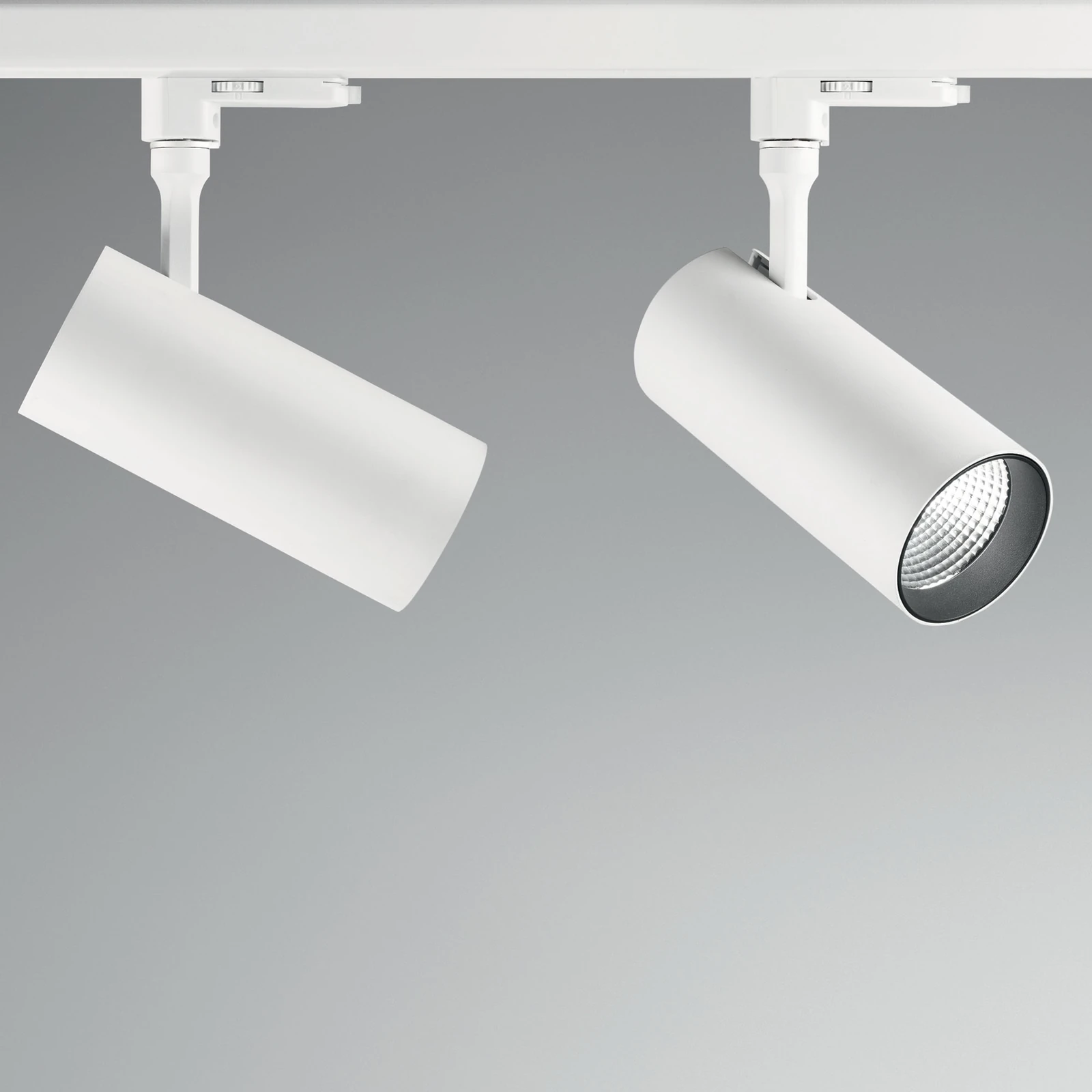 Smile Tr 3-phase 20W CRI90 24° 3000K (189659) installed in an interior
