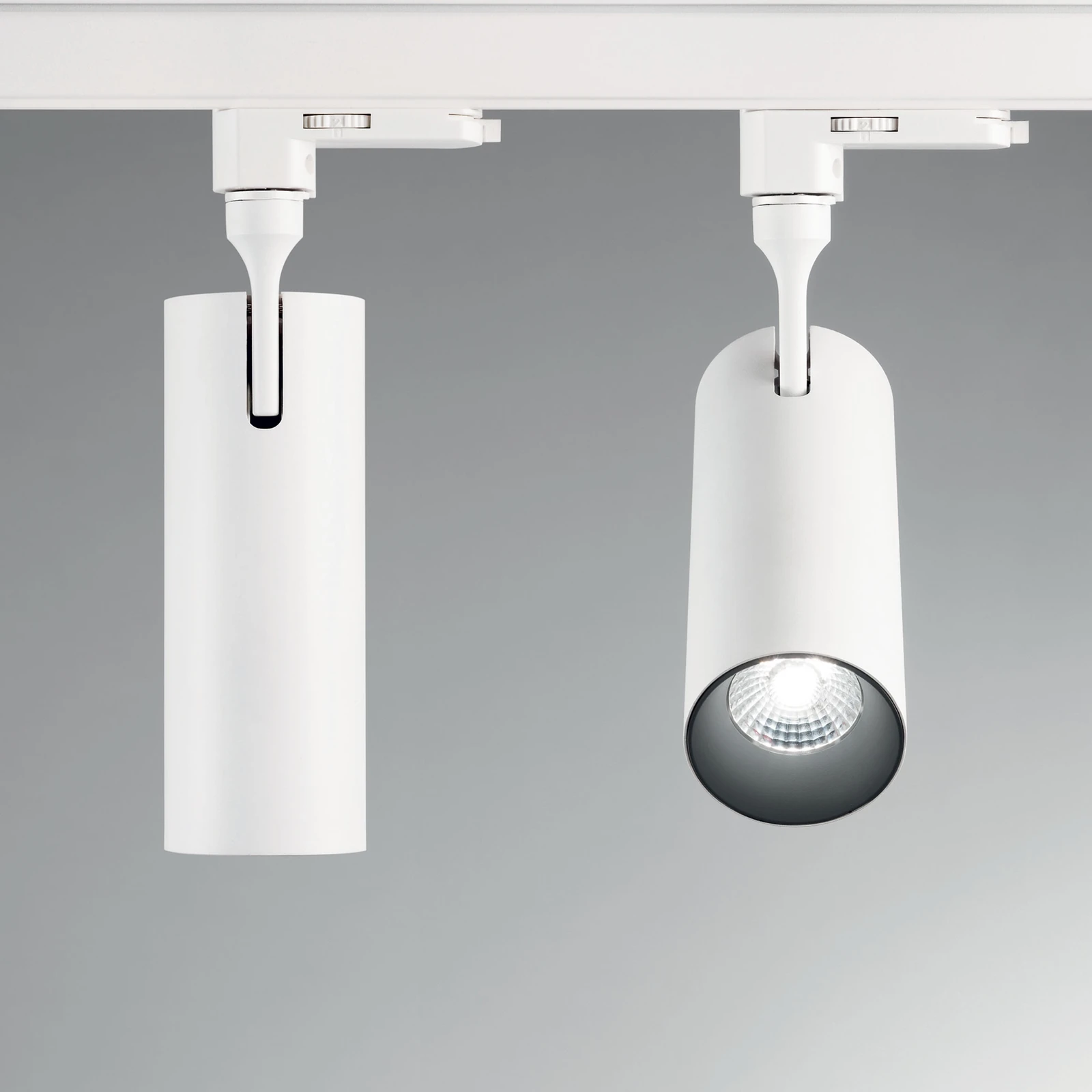 Smile Tr 3-phase 15W CRI90 36° 3000K (189772) installed in an interior