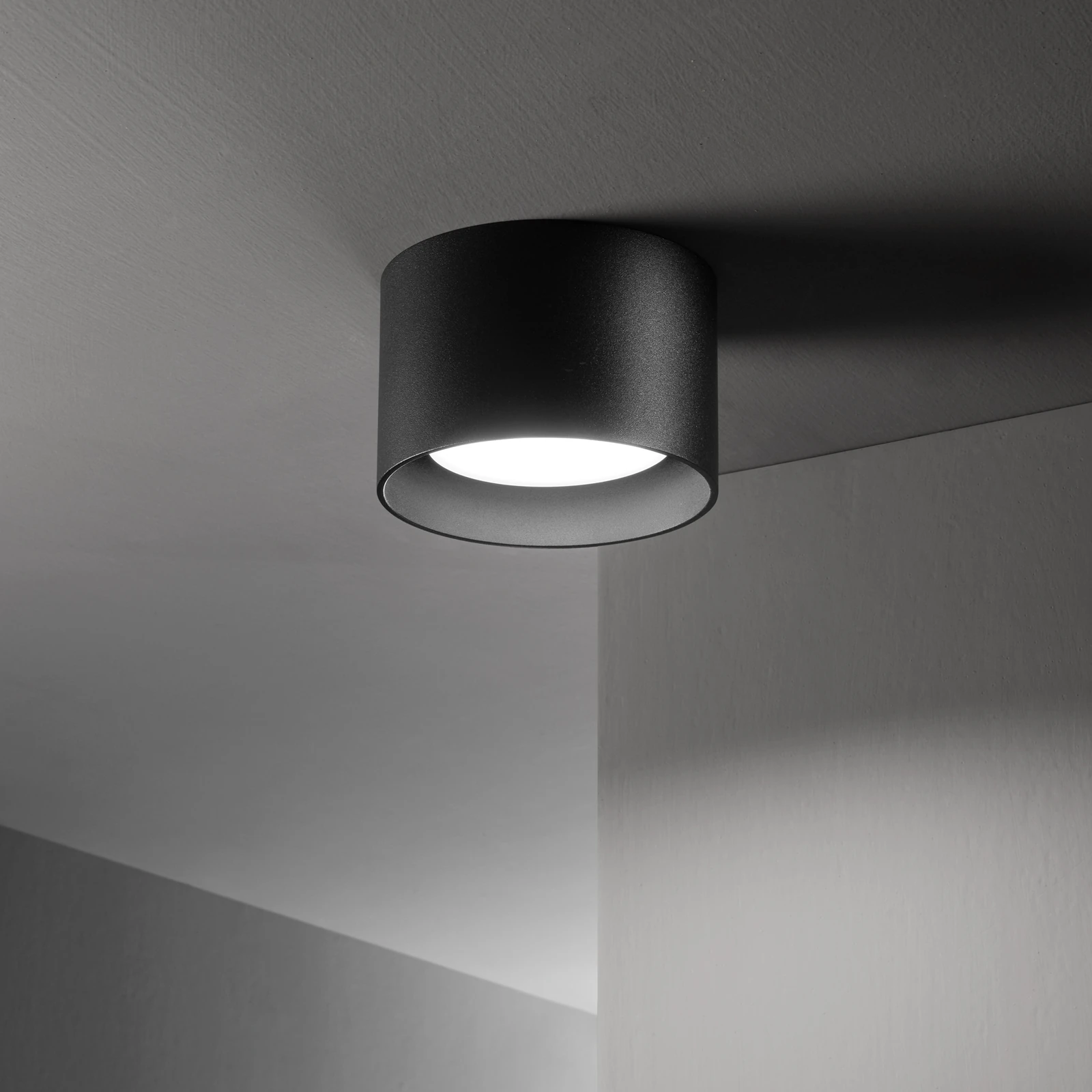 Spike PL1 Round Black installed in an interior