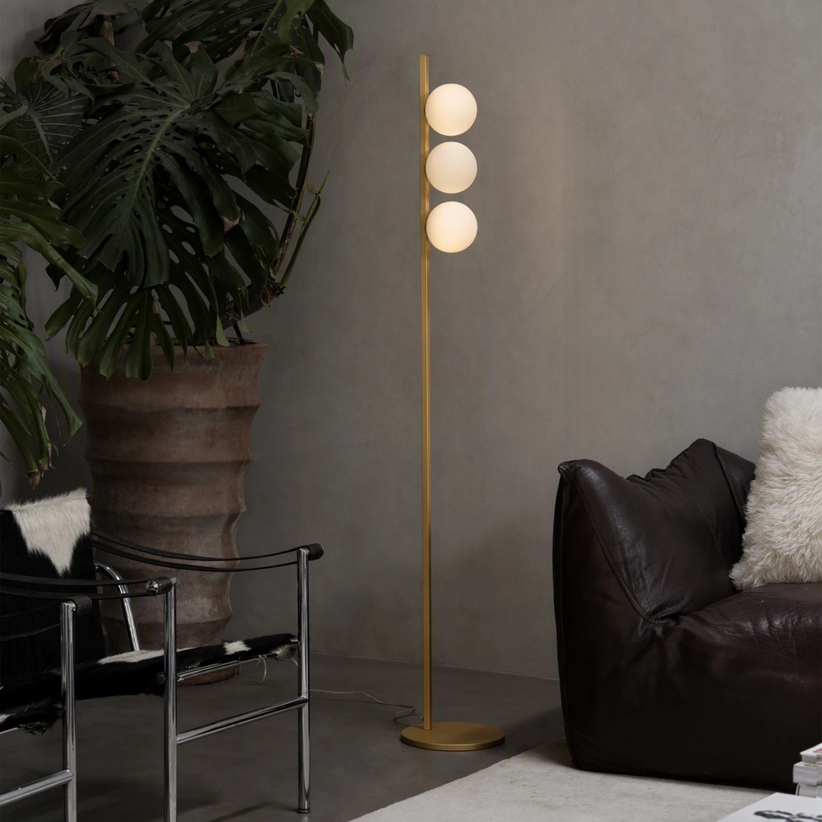 Binomio PT3 Brass installed in an interior