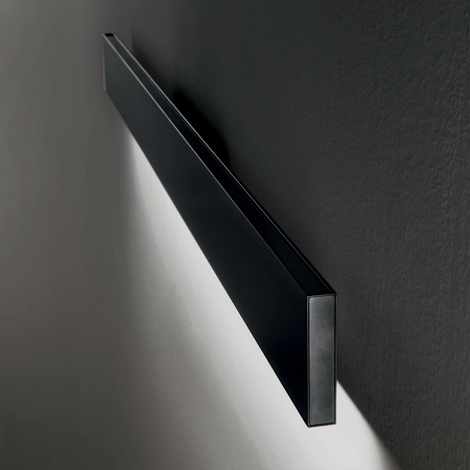 Steel AP1 D20 Mono-emission Wide 3000K Black installed in an interior