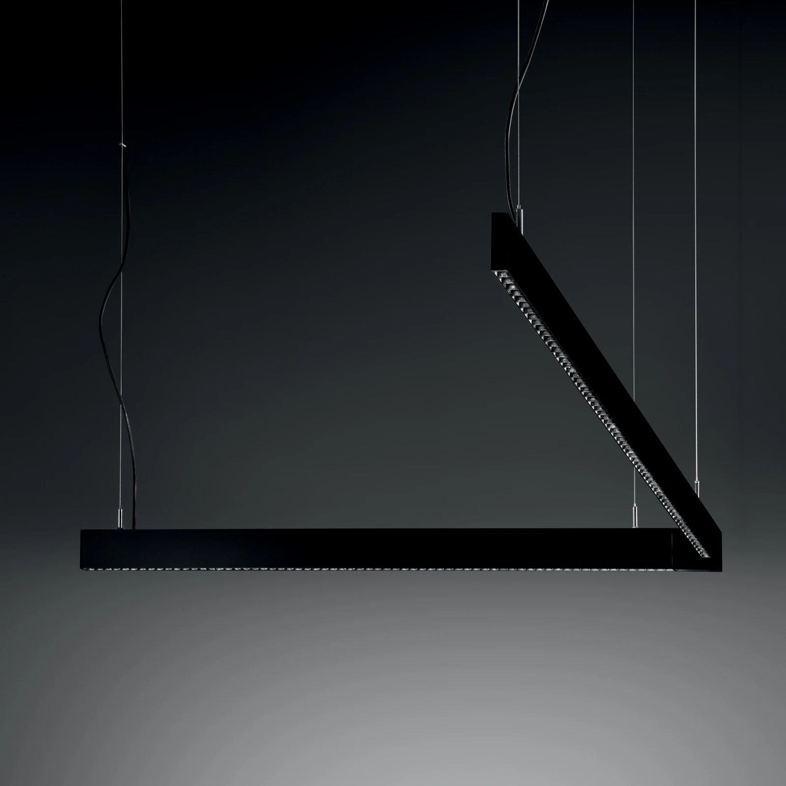 Steel SP1 D20 Mono-emission Wide 3000K Black installed in an interior